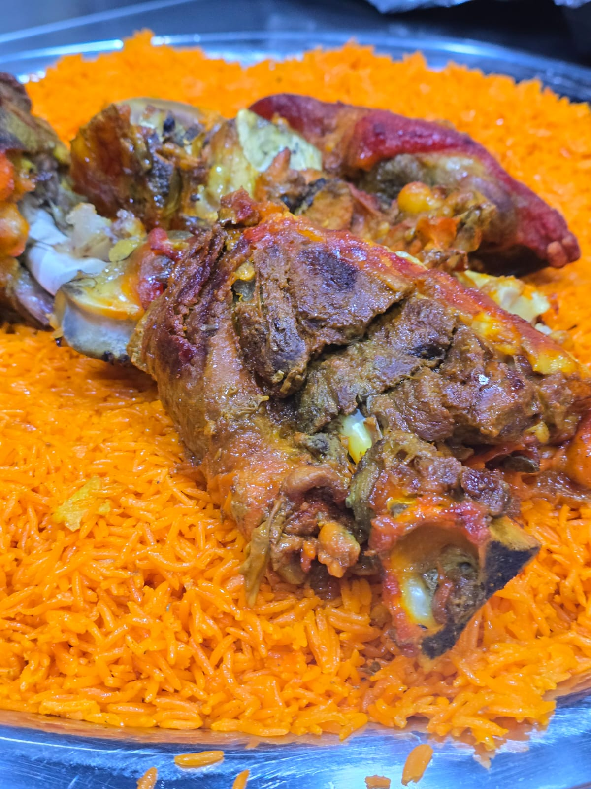 طبق لحم مع الأرز في مطعم دنيا الكبسة