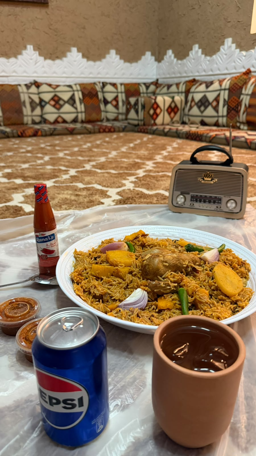 جلسة شعبية مع وجبة أرز ودجاج
